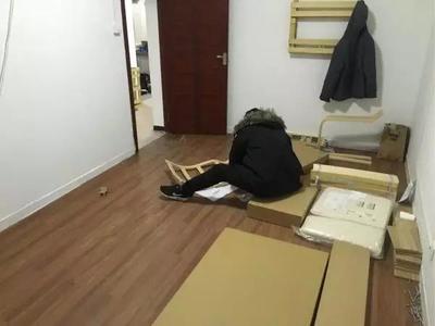 理工男花4800元改造出租房，房东欲嫁女，家具安装成佳话